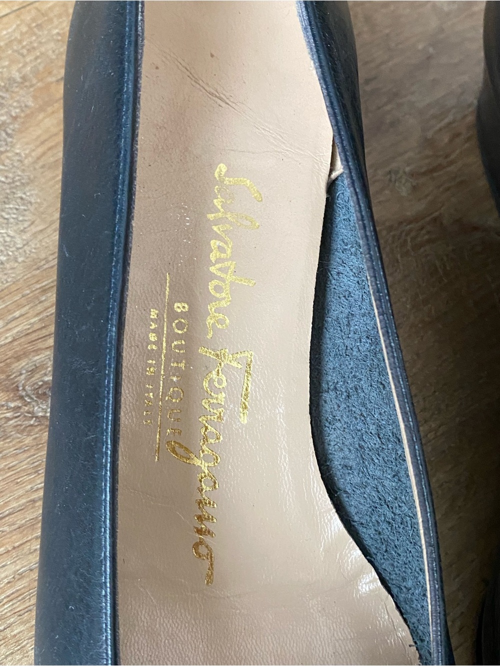 Authentic Salvatore Ferragamo Vara Bow Leather shoes in Navy - Picture 3 of 8